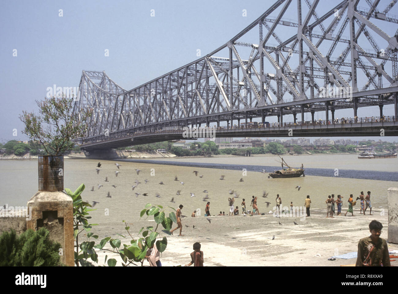 Quella di Howrah Ponte sul Fiume Hooghly, Calcutta, West Bengal, India Foto Stock