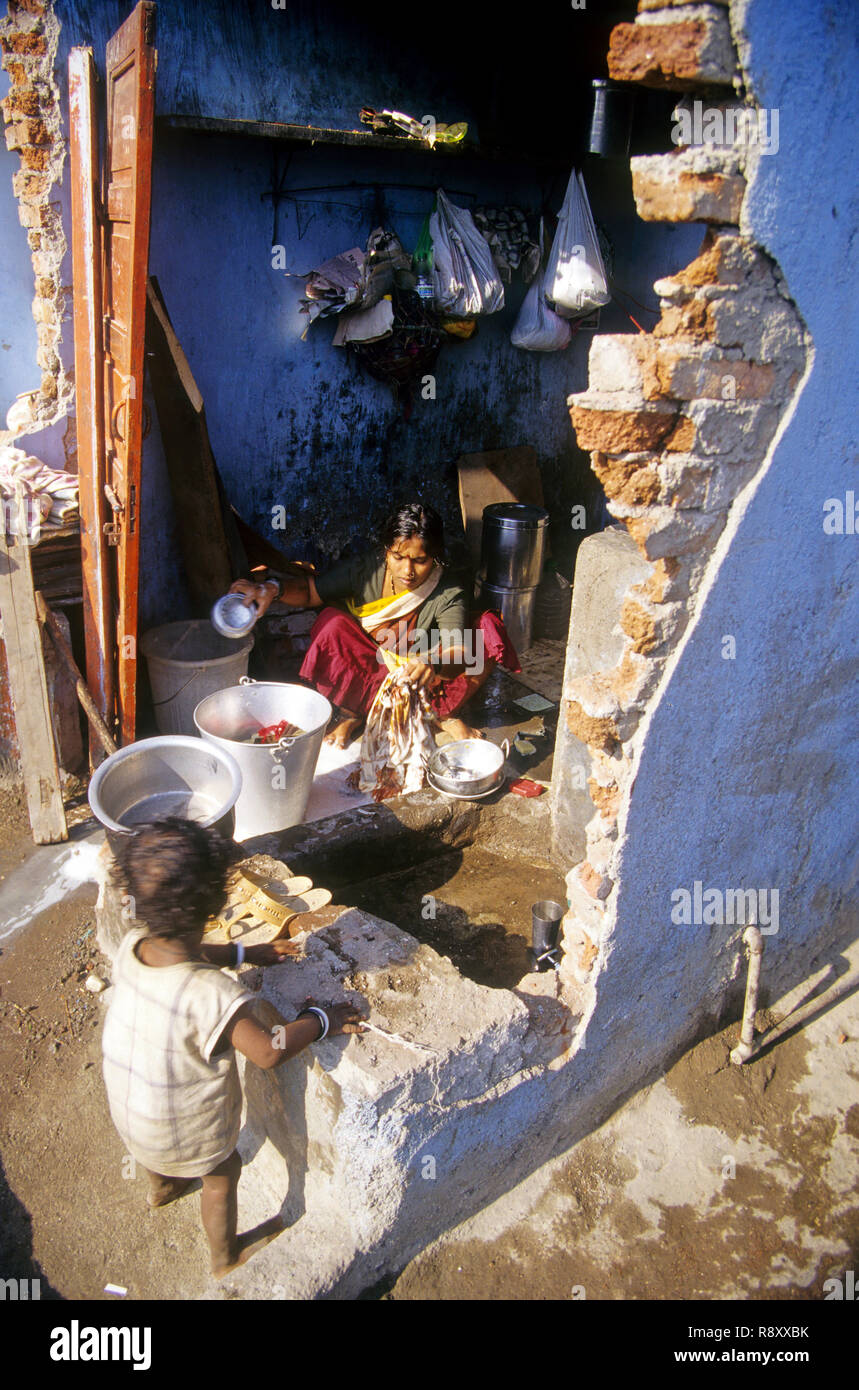 Donna abiti di lavaggio in prossimità della linea ferroviaria, Porto, Bombay Bombay, Maharashtra, India Foto Stock