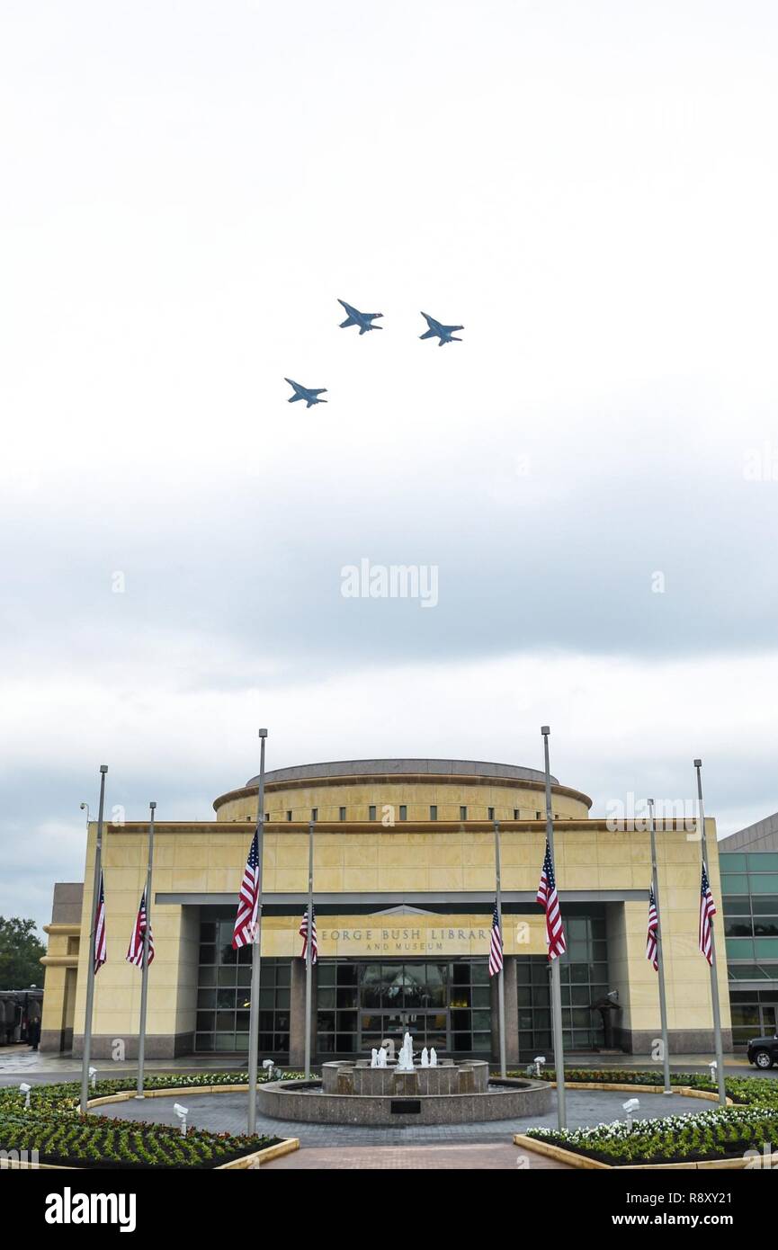 Jet Fighter eseguire un cavalcavia durante l ex Presidente George H. W. Bush funerale presso il College Station, Texas, 6 dicembre 2018. Circa 4 mila militari e civili provenienti da tutta tutti i rami delle forze armate statunitensi, inclusi quelli di riserva e la Guardia Nazionale componenti, forniti cerimoniale di sostegno durante i funerali di stato di George H. W. Bush, la quarantunesima edizione del Presidente degli Stati Uniti. Foto Stock