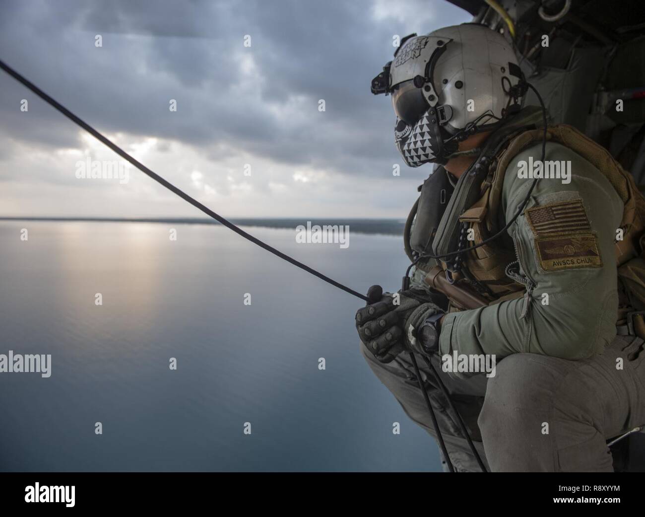 TRUJILLO, Honduras (dec. n. 6, 2018) - Senior Chief Naval Aircrewman (elicottero) Scott Chun, da Honolulu, conduce un sondaggio di spazio aereo honduregno in preparazione verticale per le operazioni di rifornimento da bordo di un MH-60S Seahawk, assegnato al "Cavalieri del Mare" di elicottero di mare squadrone di combattimento (HSC) 22. USNS Comfort (T-AH 20) è su un 11-settimana supporto medico in missione in America Centrale e America del Sud come parte degli Stati Uniti Comando Sud il durevole promessa iniziativa. Il lavoro con la salute e i collaboratori del governo in Ecuador, Perù e Colombia e Honduras, imbarcato il team medico sarà in grado di fornire cure su cinghiale Foto Stock