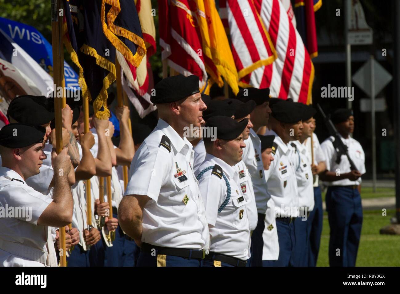 I soldati della XXV divisione di fanteria ricordato e onorato i sacrifici della US Army soldati e famiglie che stazionavano su Schofield Caserme e Wheeler Army Airfield durante l'attacco giapponese a Pearl Harbor, durante una cerimonia a Fort DeRussy, Honolulu, 7 dicembre. Il ricordo, ospitato da Il Mag. Gen. Ronald Clark, comandante generale, XXV Inf. Div., incluso un 21-gun salutate dal venticinquesimo Inf. Div. salutate batteria, un tradizionale ha'un guerriero di danza, una corona di posa e commento da Briga. Gen. Joel Vowell, vice comandante generale delle operazioni, XXV Inf. Div. Foto Stock