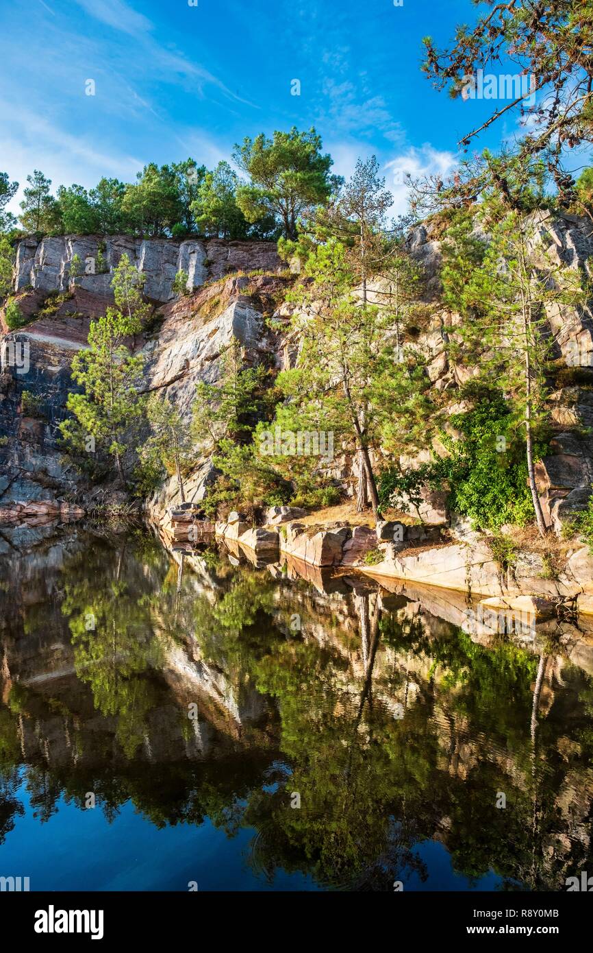 Francia, Cotes d'Armor, Erquy, i laghi blu sono resti di ex cave di arenaria rosa Foto Stock