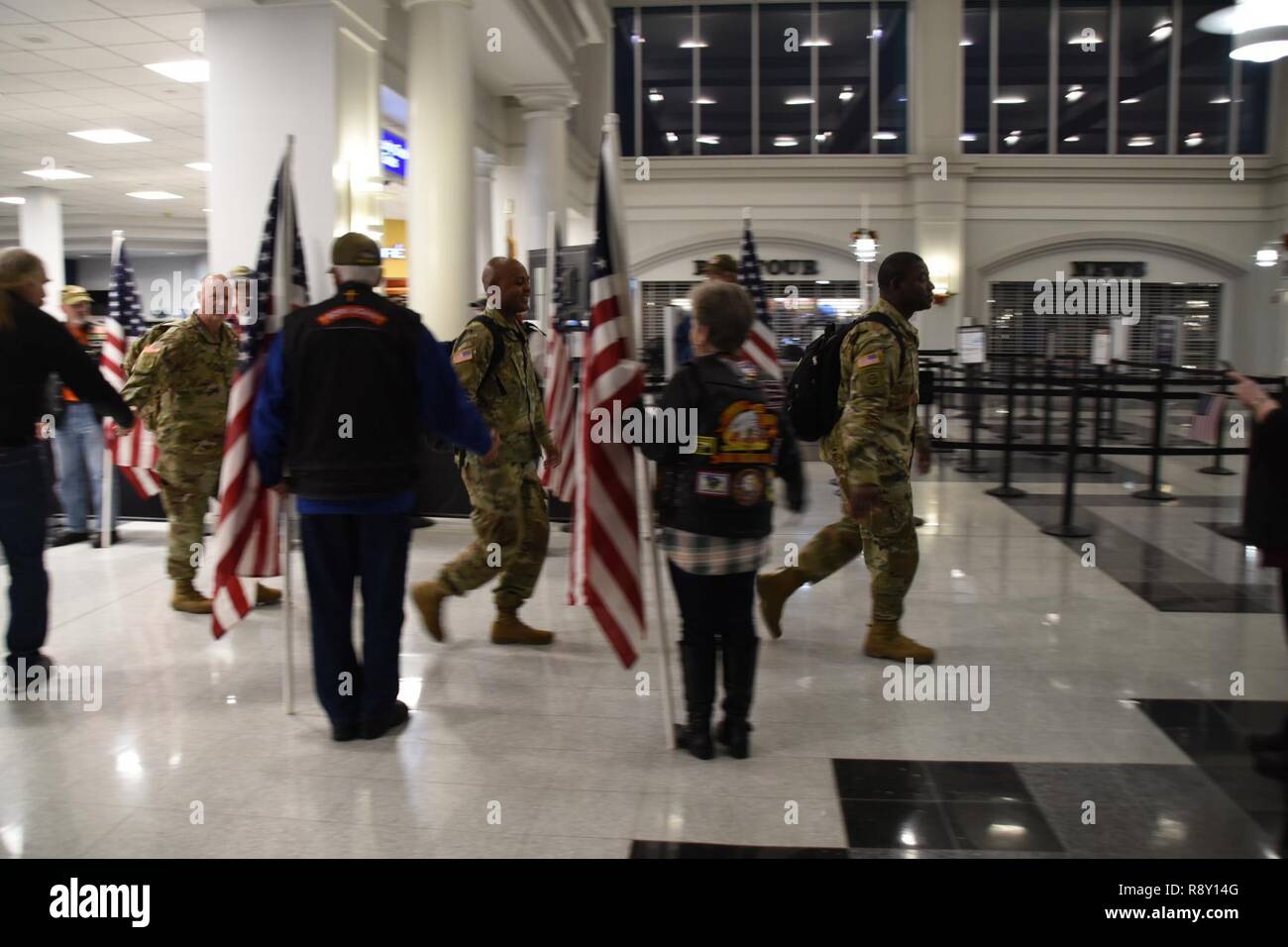 Circa cinquanta soldati dalla Carolina del Sud esercito nazionale Guard 678th aria difesa brigata di artiglieria di ritorno a casa per gli aeroporti in tutto lo stato 8 dicembre 2018, da un periodo di nove mesi di distribuzione per la Germania a sostegno della difesa aerea operazioni per il decimo Army Air missile Comando di Difesa degli Stati Uniti e Esercito Europa (USAREUR). Mentre dispiegata, l'unità era responsabile per la impostazione della prima difesa aerea brigata nel teatro europeo poiché la stand-down della guerra fredda. Forze USAREUR servire un ruolo critico nel portare avanti gli interessi degli Stati Uniti e di fornire un simbolo visibile dell'impegno degli Stati Uniti per la Comunità europea Foto Stock