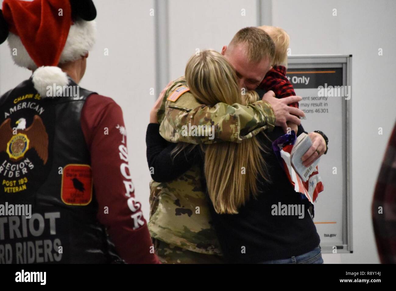 Circa cinquanta soldati dalla Carolina del Sud esercito nazionale Guard 678th aria difesa brigata di artiglieria di ritorno a casa per gli aeroporti in tutto lo stato 8 dicembre 2018, da un periodo di nove mesi di distribuzione per la Germania a sostegno della difesa aerea operazioni per il decimo Army Air missile Comando di Difesa degli Stati Uniti e Esercito Europa (USAREUR). Mentre dispiegata, l'unità era responsabile per la impostazione della prima difesa aerea brigata nel teatro europeo poiché la stand-down della guerra fredda. Forze USAREUR servire un ruolo critico nel portare avanti gli interessi degli Stati Uniti e di fornire un simbolo visibile dell'impegno degli Stati Uniti per la Comunità europea Foto Stock