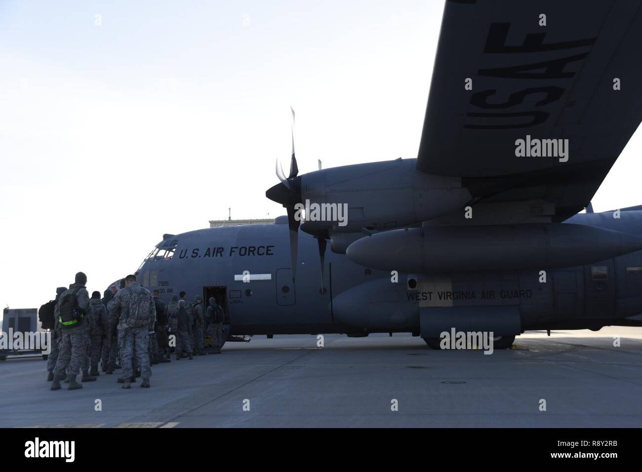 Membri del 114Fighter Wing a bordo di una C-130 assegnato per la 130Airlift Wing in partenza per due settimane di deployment Marzo 4, 2017, Joe Foss Campo, S.D. Lo scopo del viaggio è quello di formare con gli Stati Uniti La marina e la Canadian Air Force che serve a testare la 175Fighter Squadron dell'aria-aria formazione. Foto Stock