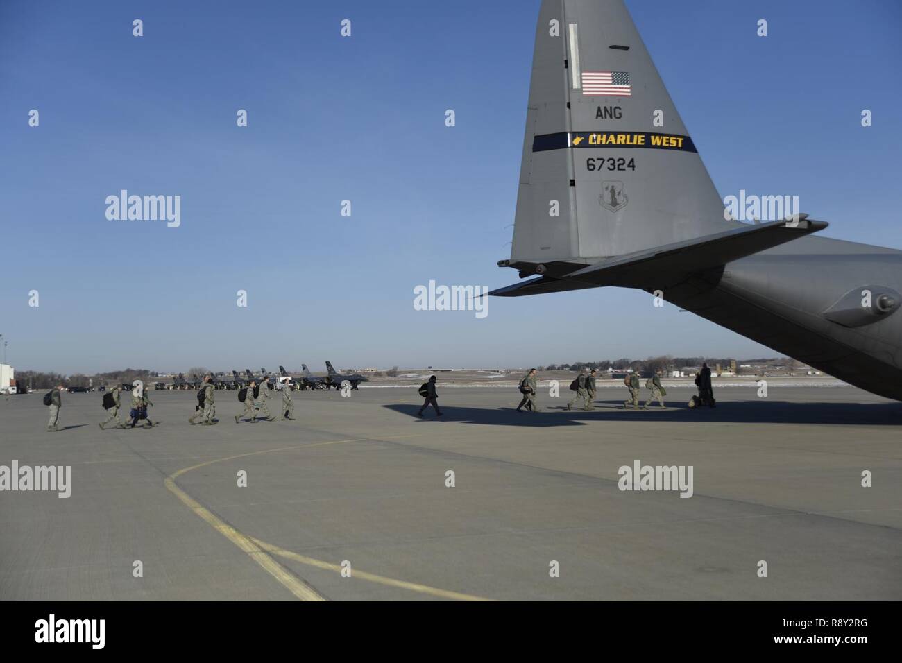 Membri del 114Fighter Wing a bordo di una C-130 assegnato per la 130Airlift Wing in partenza per due settimane di deployment Marzo 4, 2017, Joe Foss Campo, S.D. Lo scopo del viaggio è quello di formare con gli Stati Uniti La marina e la Canadian Air Force che serve a testare la 175Fighter Squadron dell'aria-aria formazione. Foto Stock