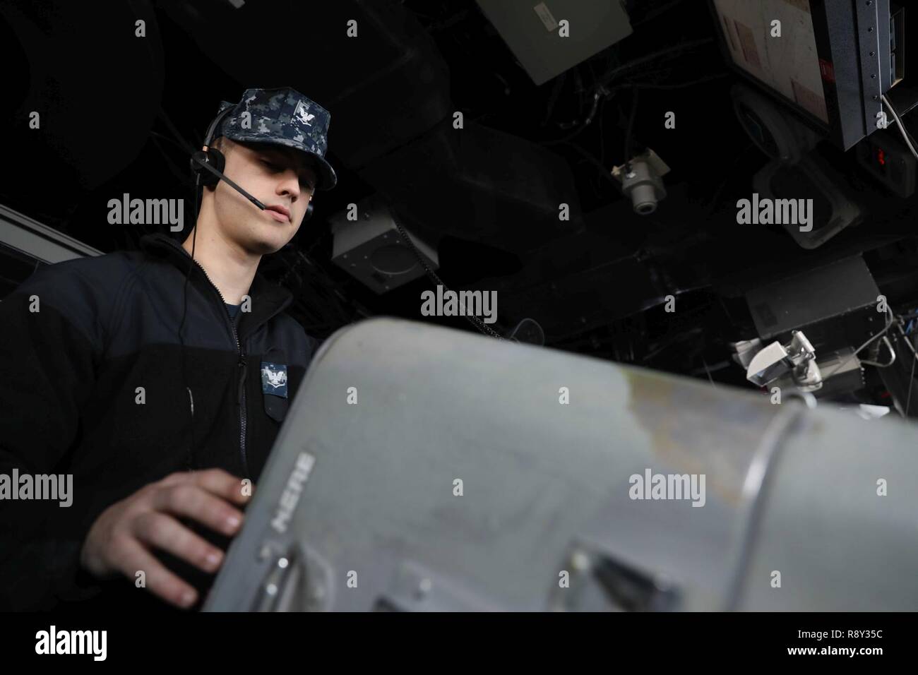 Oceano atlantico (Mar. 5, 2017) Operazioni Specialist Austin Caudill tracce contatti di superficie permanente, mentre guarda sul ponte a bordo dell'assalto anfibio nave USS Bataan (LHD 5). Il Bataan è distribuito come supporto di le operazioni di sicurezza marittima e di teatro di sicurezza gli sforzi di cooperazione in Europa e il Medio Oriente. Foto Stock