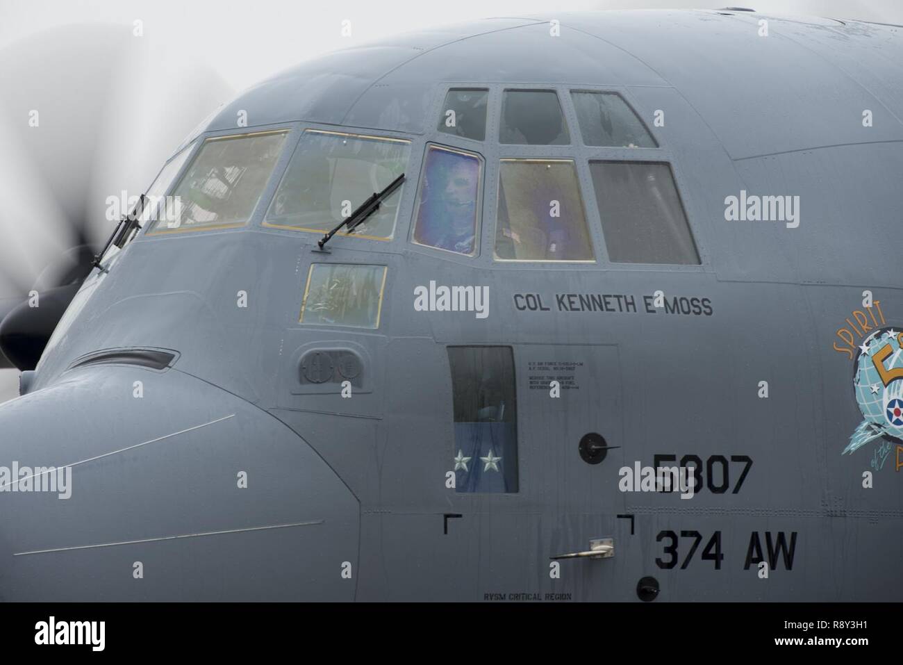 Col. Kenneth Moss, 374 Airlift Wing Commander, taxi il primo C-130J Super Hercules per essere assegnato a U.S. Pacific Air forze a Yokota Air Base, Giappone, Marzo 6, 2017. Il nuovo aeromobile è programmato per hanno completamente sostituito le 374 Airlift Wing C-130 Hercules flotta entro il 2018. Foto Stock