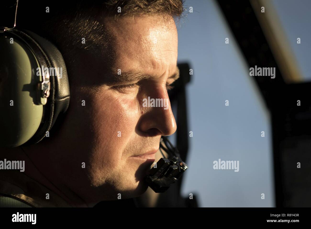 Un U.S. L'aria pilota militare assegnato alla quarta Special Operations Squadron vola un AC-130U Spooky durante il guerriero di smeraldo 17 al campo Hurlburt Fla., Marzo 4, 2017. Il Guerriero di smeraldo è un U.S. Il Comando Operazioni Speciali esercizio durante il quale comune di forze per le operazioni speciali treno per rispondere alle varie minacce in tutto lo spettro di un conflitto. Foto Stock