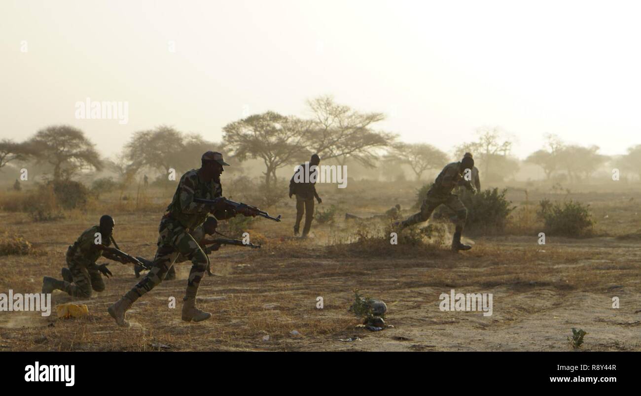 Servizio Nigerien membri reagiscono a contatto durante l'esercizio Flintlock 2017 in Diffa, Niger, Marzo 3, 2017. Flintlock rafforza i partenariati tra gli Stati africani, europee e nord americane forze per le operazioni speciali che aumenta la loro capacità di lavorare insieme in risposta a situazioni di crisi. Foto Stock