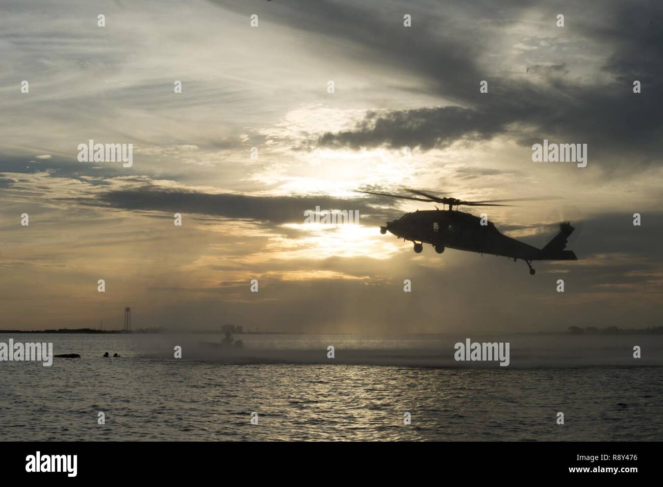 Un U.S. Navy MH-60S Seahawk si libra sopra l'acqua durante il guerriero di smeraldo 17 al campo Hurlburt Fla., Marzo 4, 2017. Il Guerriero di smeraldo è un U.S. Il Comando Operazioni Speciali esercizio durante il quale comune di forze per le operazioni speciali treno per rispondere alle varie minacce in tutto lo spettro di un conflitto. Foto Stock