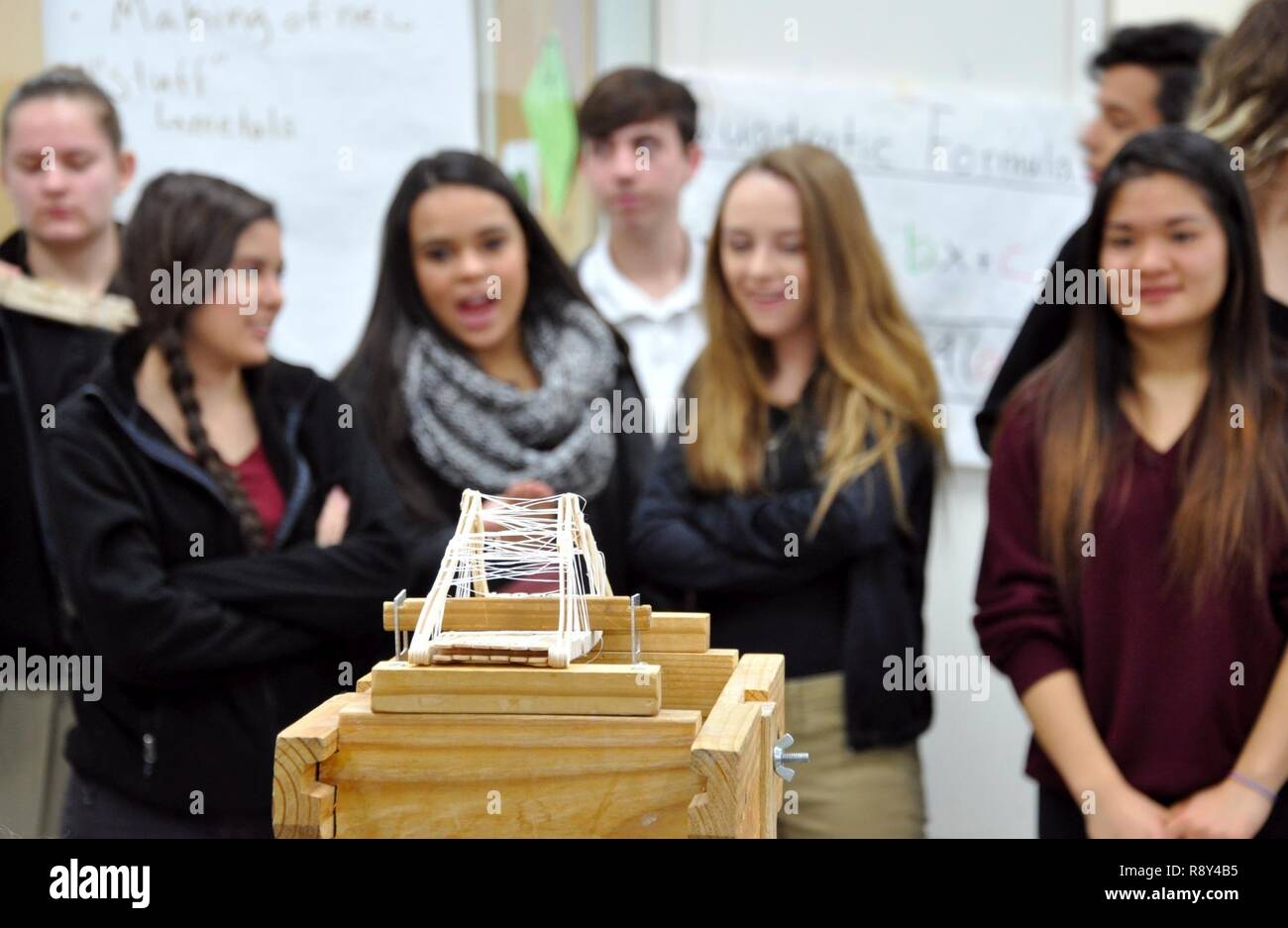 Walla Walla Valley Academy di alta scuola gli studenti guarda come Stati Uniti Esercito di ingegneri, prova il loro stuzzicadenti e ghiaccioli stick ponti. Il Walla Walla distretto ha sponsorizzato la "costruire ponti verso il nostro futuro ingegnere" settimana ingegneria e design competition e Corps dipendenti si è offerta volontariamente al Walla Walla Valley Academy High School, Walla Walla Washington. Foto Stock