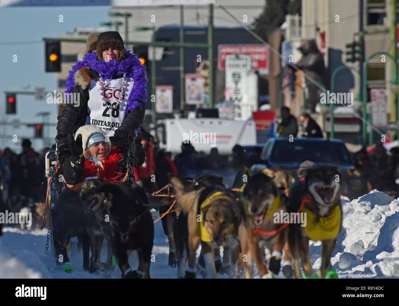 Jodi Bailey, un'Iditarod musher, corse verso il basso 4a avenue durante il quarantacinquesimo annuale sentiero Iditarod Sled Dog Race in Anchorage in Alaska, 4 marzo, 2017. Più di 1.150 cani tirata 72 mushers per la giornata di 11 miglia di eseguire a Campbell pista di atterraggio per aerei. Foto Stock