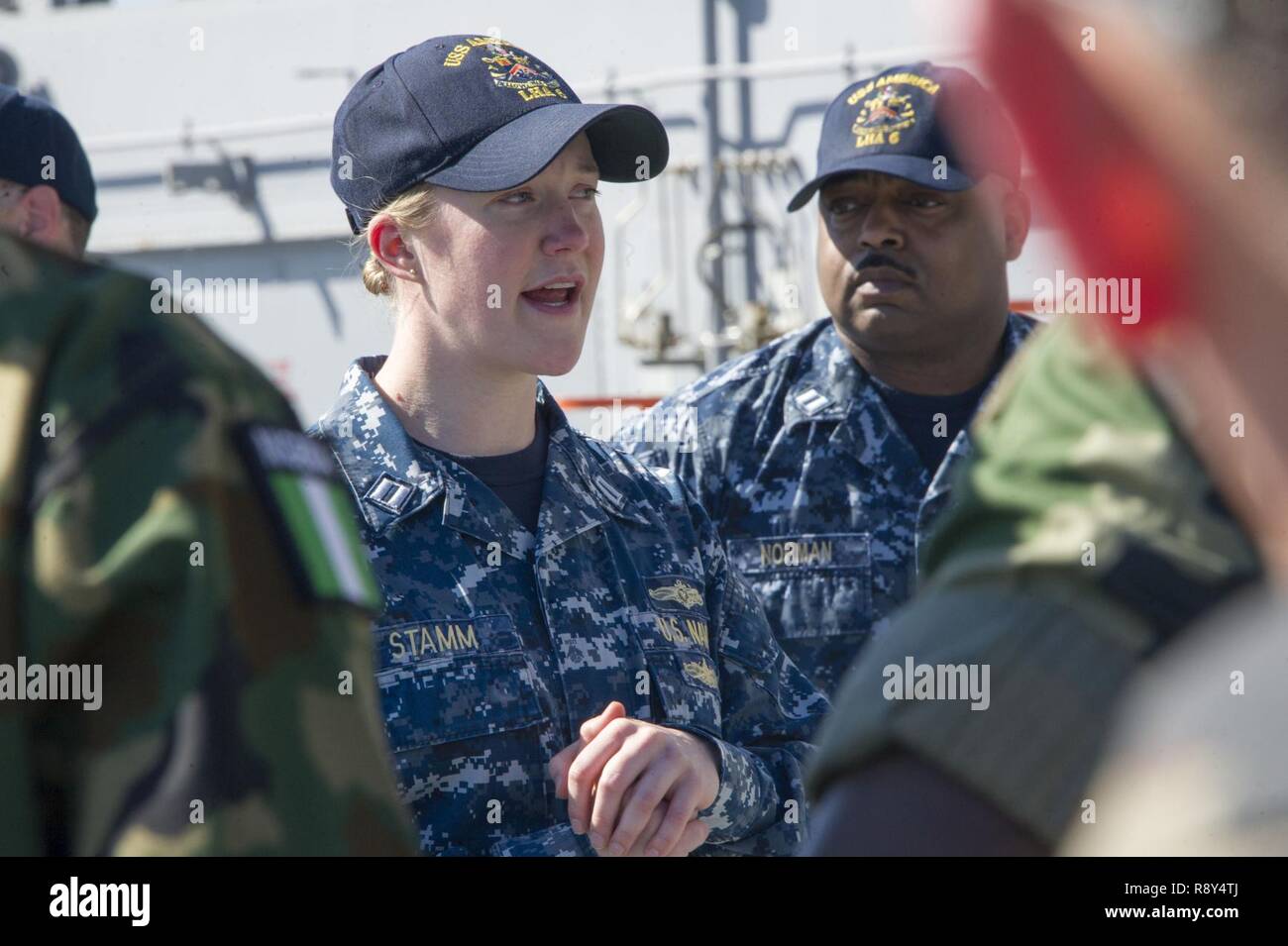 SAN DIEGO (1 marzo 2017) Lt. Stephanie Stamm risponde alle domande degli studenti della United States Army War College durante un tour di assalto anfibio nave USS America (LHA 6). La visita ha fornito circa 40 ufficiali militari provenienti da varie nazioni come pure dieci Stati Uniti i funzionari la possibilità di familiarizzarsi con la nave della Marina Militare e della propria missione. L'America è un aviation centric assalto anfibio della nave che supporta Marine aviation requirements, dalla piccole operazioni di emergenza di un expeditionary strike gruppo, alla voce forzato missioni nei principali teatri di guerra. Foto Stock