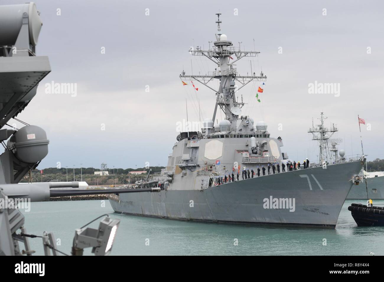 ROTA, Spagna (3 marzo 2017) velisti assegnati al Arleigh Burke-class guidato-missile destroyer USS Ross (DDG 71) uomo le rotaie come la nave arriva alla stazione navale di Rota, Spagna. Ross è distribuita a Rota, Spagna, conducendo operazioni navali negli Stati Uniti Sesta flotta area di operazioni a sostegno degli Stati Uniti per gli interessi di sicurezza nazionali in Europa e in Africa. Foto Stock