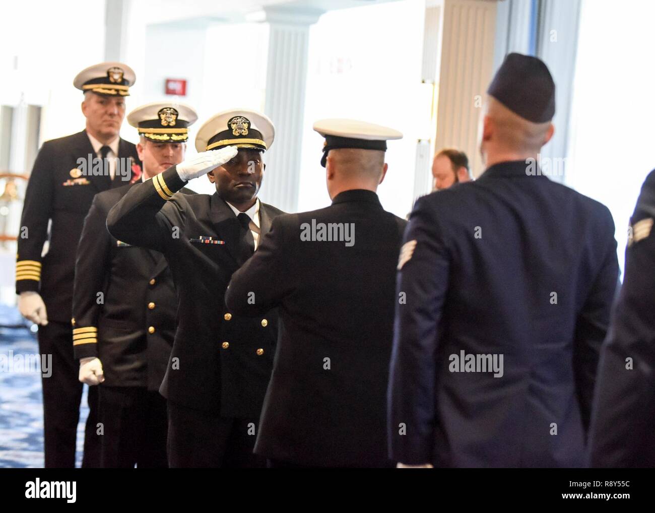 La modifica del comando cerimonia per la base comune Anacostia-Bolling a Washington D.C. si è tenuta nel febbraio 24, 2017 a Bolling Club. Durante la cerimonia, Navy Capt. Clyde F. Mays, Jr. è stato attenuato mediante Capt. Jose L. Rodriguez. La porzione di pensionamento della cerimonia onorato Mays" 34 anni di servizio attivo il servizio con una lettura di "vecchia gloria", accompagnati da una bandiera americana dimostrazione dotate di organi di servizio sia dalla Air Force e la marina militare. Mays servita di otto anni con la forza dell'aria prima della sua messa in servizio della marina militare nel 1992. Foto Stock