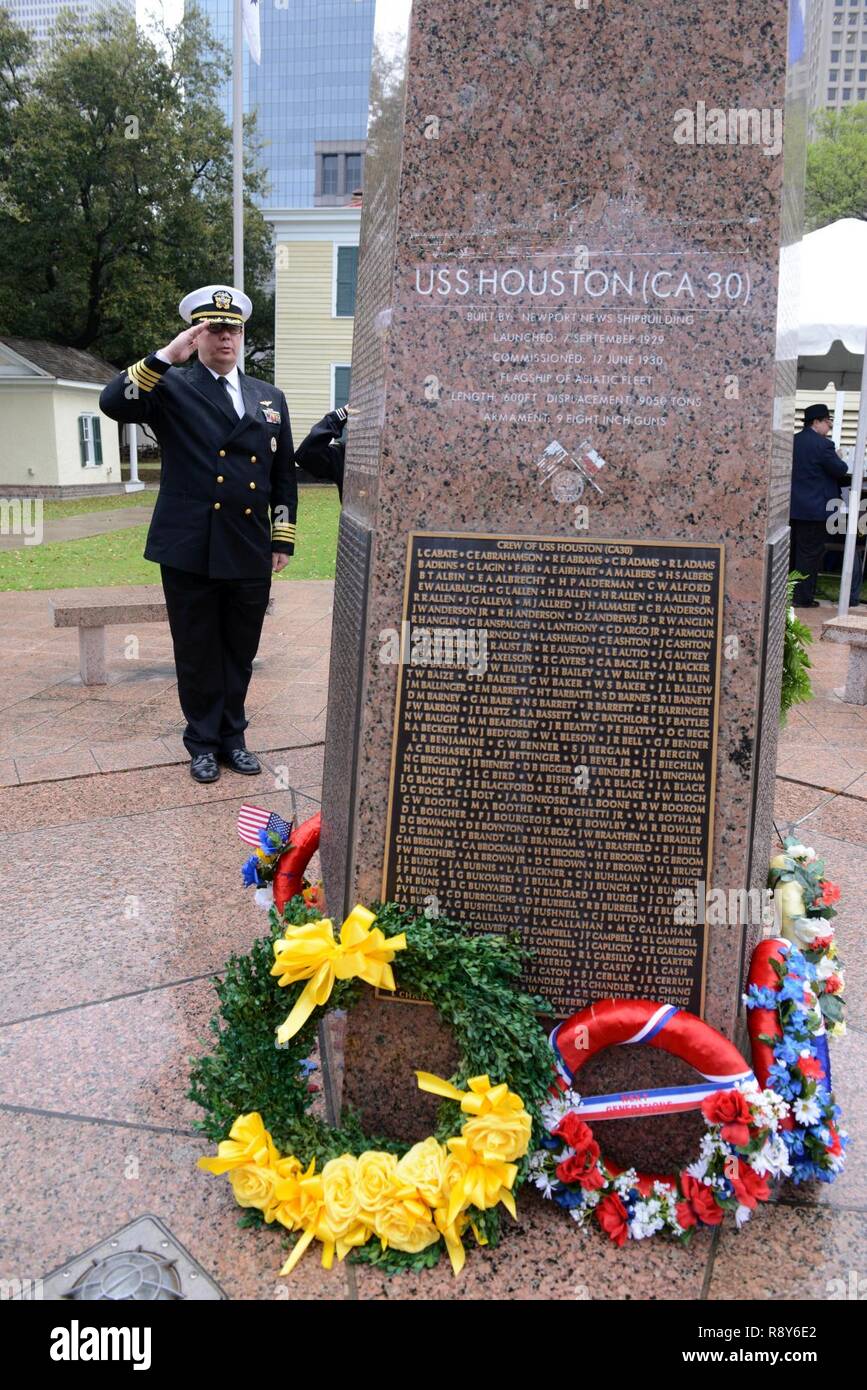 HOUSTON (4 marzo 2017) Capt. R. Mark Stacpoole, ex U.S. Addetto Navale a Jakarta, Indonesia, saluta il monumento di granito in Sam Houston Park dedicata alla USS Houston (CA 30) e marinai durante il settantacinquesimo anniversario del naufragio della nave. Foto Stock
