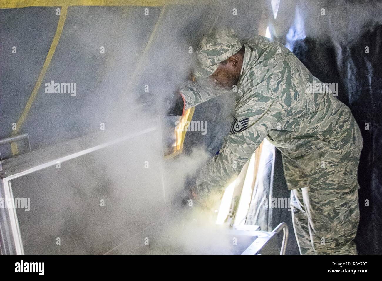 Il servizio di ristorazione avieri con il 512th Memorial squadrone affari competere per il 2017 John L. Hennessy Award alla Dover Air Force Base, Del., 3 marzo 2017. La Hennessy premio riconosce l'eccellenza nella ristorazione in più rami militari. Foto Stock