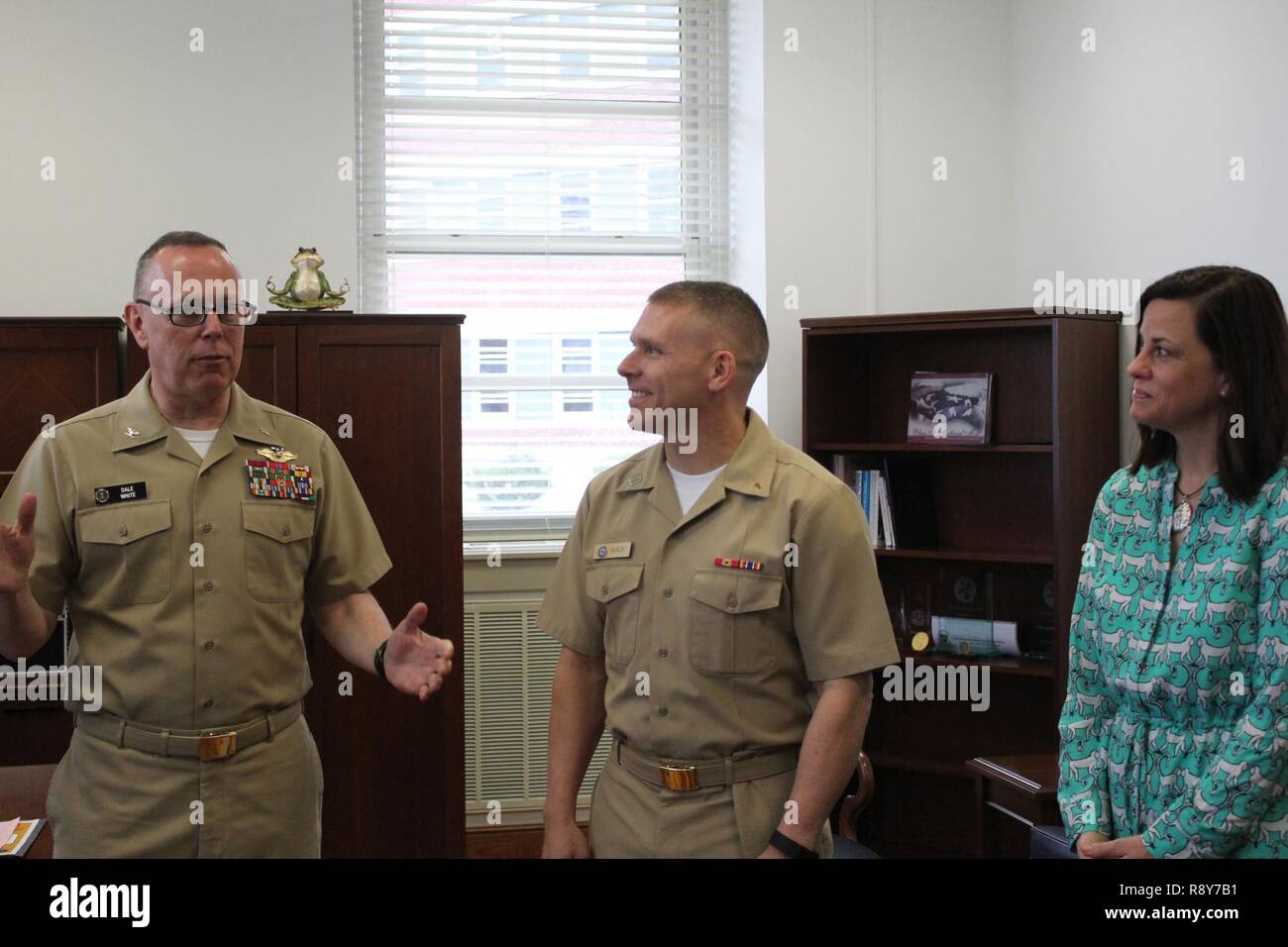 : Il tenente Ronald Wade, Naval Hospital Beaufort il comando del cappellano è il primo cappellano della marina di avere la qualifica aggiuntiva di designatore (AQD) 531 (consiglio di amministrazione certified cappellani) aggiunto al suo record professionale. Il Capitano Dale White, cappellano della medicina della Marina Militare, ha consegnato il news in persona durante una visita all'ospedale. Foto Stock