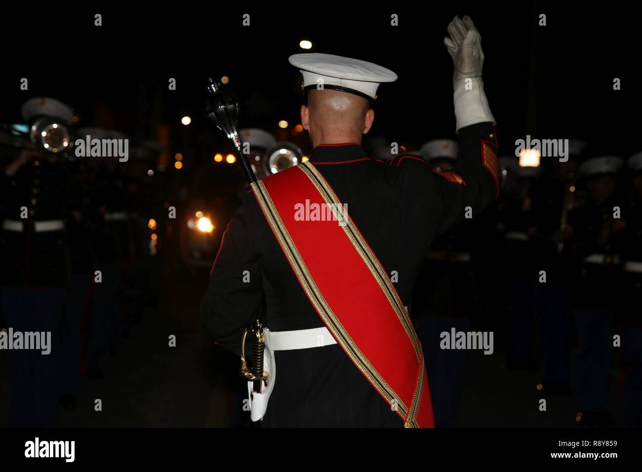 Gunnery Sgt. Aaron Goldin conduce la seconda aeromobili Marina Wing Band dalla sua posizione come il grande tamburo ad una parata di notte durante il Mardi Gras festeggiamenti in New Orleans, Feb 24, 2017. La band ha fornito sostegno al Marine Corps Band di New Orleans durante il Mardi Gras giocando in parate non poteva partecipare. La seconda banda di MAW giocato tradizionale Mardi Gras brani come "Bourbon Street" e "Rampart Street Parade". Foto Stock