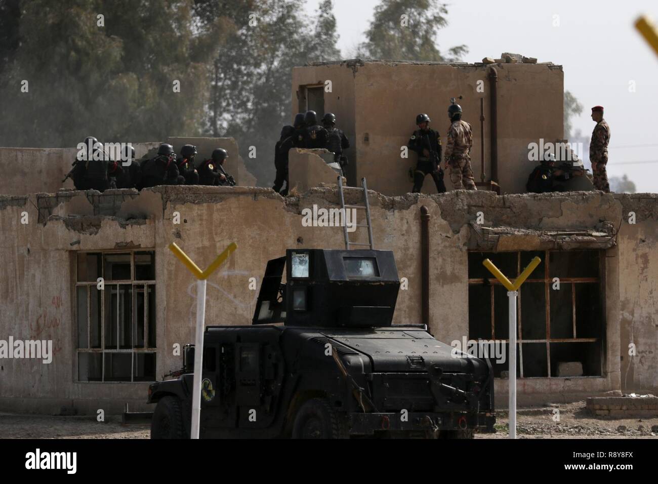 BAGHDAD - Gli studenti dell'Iraq contro il terrorismo del servizio "seconda scuola" fissare un tetto e prepararsi alla violazione della porta durante le operazioni di sdoganamento presso il loro esercizio culminante a Bagdad, 28 febbraio, 2017. La "seconda scuola" si concentra sulle tecnologie avanzate di armi e tattiche, armi pesanti formazione, formazione di malta, Counter-Improvised dispositivo esplosivo di formazione e biologiche chimica nucleare radioattiva e operazioni di esplosivi in preparati ad unirsi in Iraq le forze per le operazioni speciali sul fronte della lotta contro ISIS. CJTF-funzione OIR è la coalizione globale per sconfiggere ISIS in Iraq e la Siria. Foto Stock