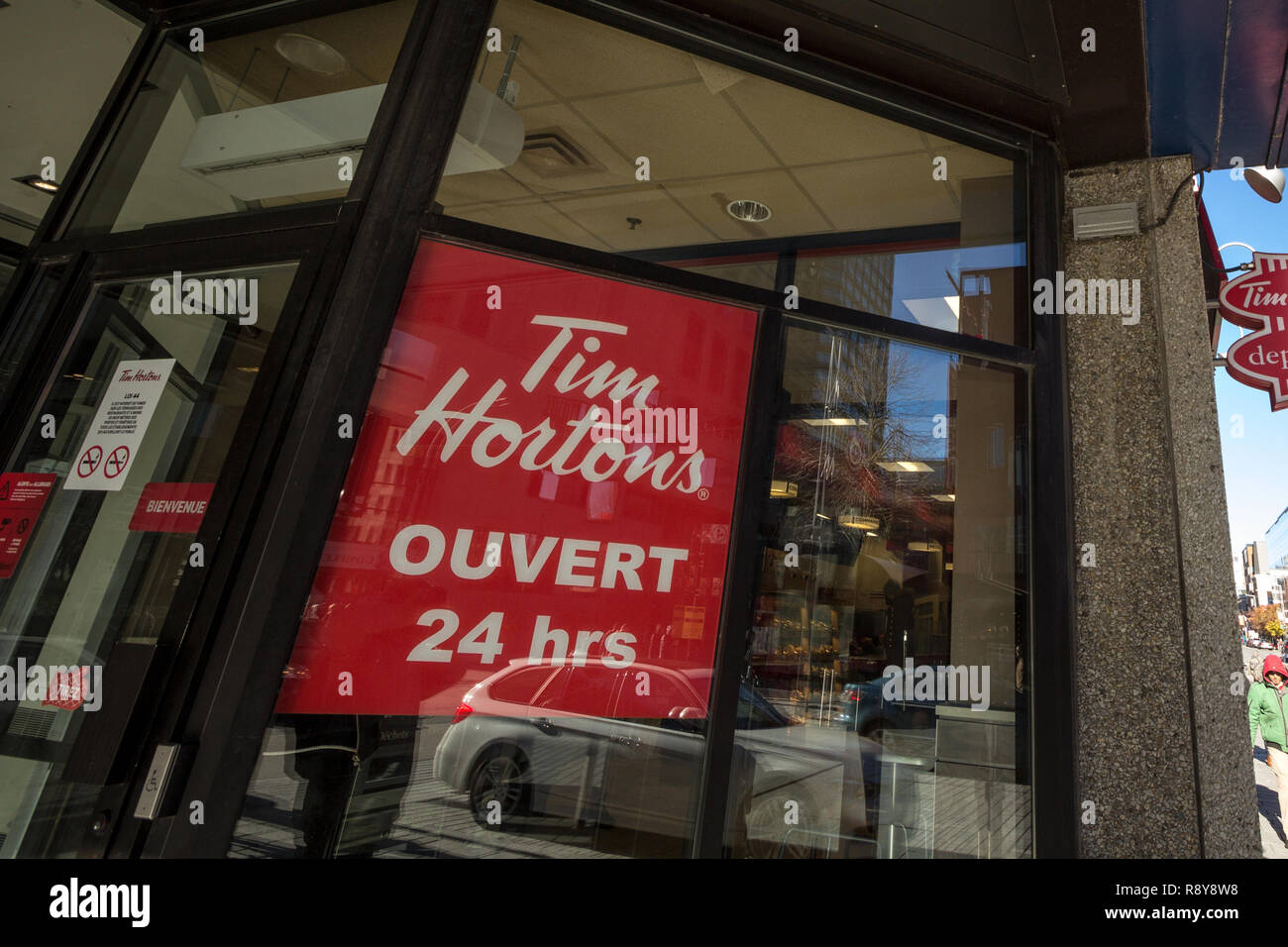 MONTREAL, Canada - 4 Novembre 2018: Tim Hortons logo nella parte anteriore di uno dei loro ristoranti a Montreal, in Quebec. Tim Hortons è una caffetteria e un fast food può Foto Stock