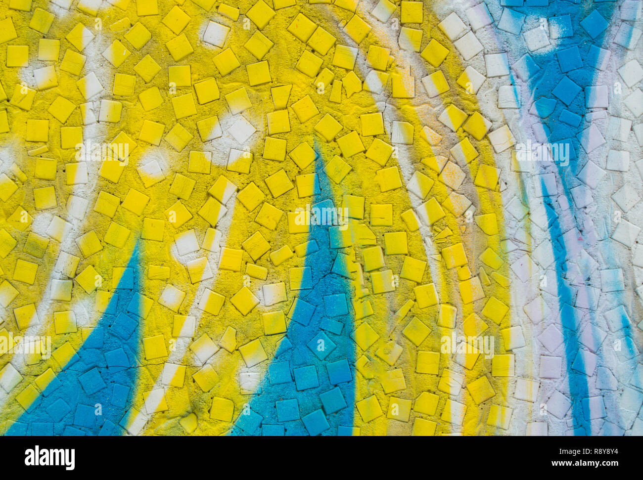 Multi-colore di pattern di fantasia sulla parete del mosaico, sullo sfondo  di disegno per bambini Foto stock - Alamy