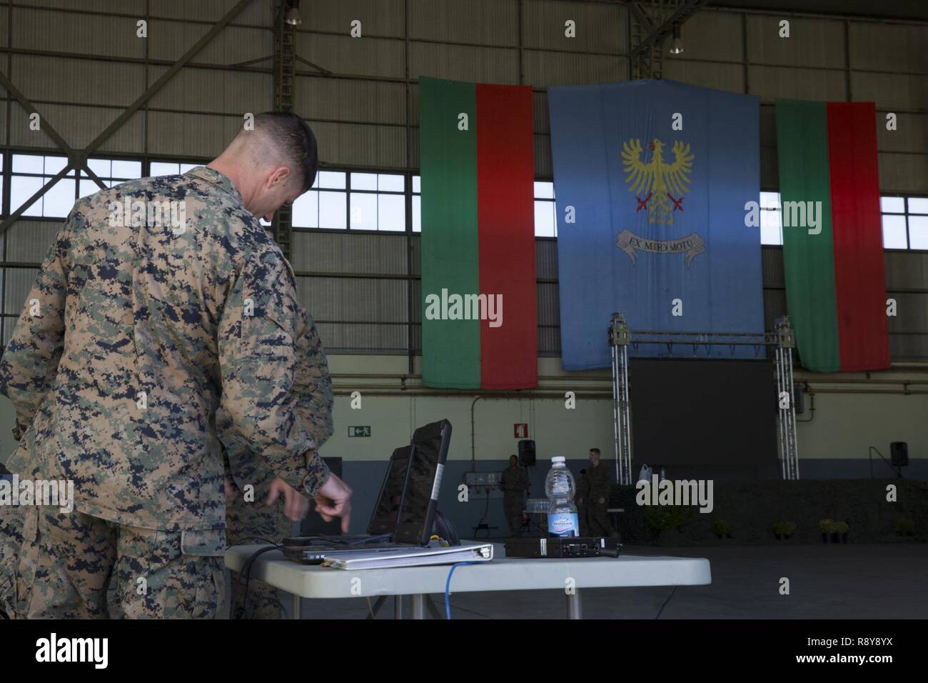 Stati Uniti Marines assegnati a scopo speciale Marine Air Ground Task Force-Crisis Response-Africa preparare una stazione manifesto per un evacuazione del centro di controllo e di evacuazione Noncombatant funzionamento allenamento esercizio con portoghese e olandese gli alleati della NATO durante l'esercizio reale del disgelo 17 a Beja, Portogallo, 8 marzo 2017. Il disgelo reale 17 è un portoghese-led, forza combinata di esercizio che fornisce addestramento tattico per di più nazioni partecipanti al fine di mantenere la disponibilità comune e rafforzare le relazioni con gli alleati della NATO. Foto Stock