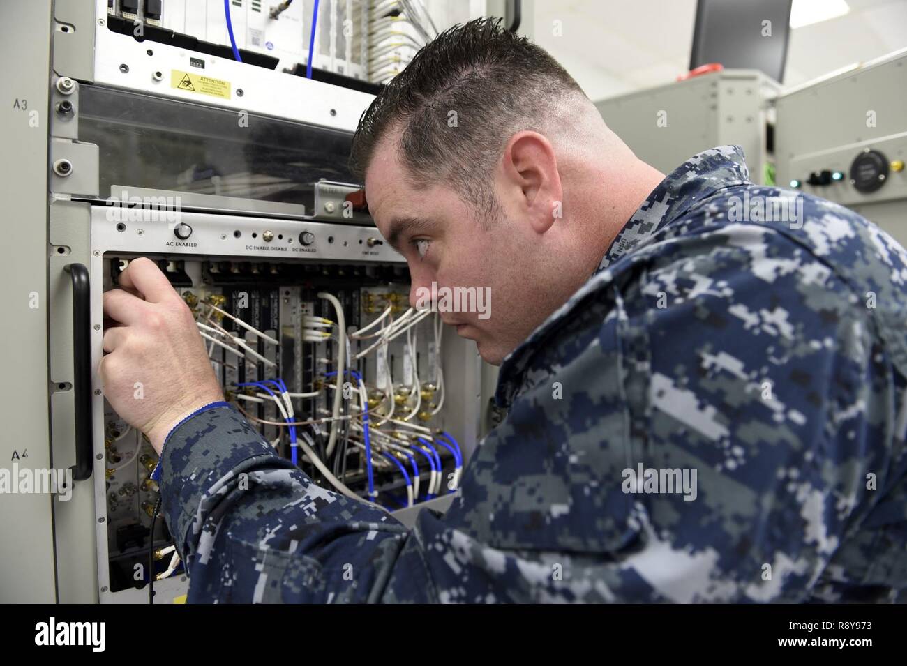 PENSACOLA, Fla. (9 marzo 2017) Cryptologic tecnico (tecnico) 1a classe Joshua Chapman esegue le operazioni di manutenzione su un/SLQ-32(V)6 electronic warfare sistema come parte di un nuovo corso in Information Warfare comando formazione Corry Station. Il corso è destinato alla formazione dei tecnici sulla versione più recente del sistema. Chapman era uno studente al pilota per il corso. Foto Stock