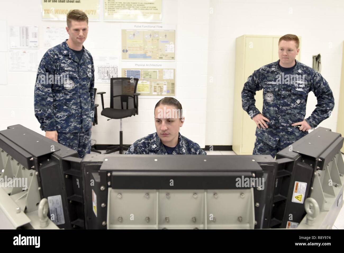 PENSACOLA, Fla. (9 marzo 2017) Cryptologic tecnico (tecnico) di prima classe Selders Morgan (centro) opera un/SLQ-32(V)6 electronic warfare sistema come parte di un nuovo corso in Information Warfare comando formazione Corry Station. Il corso è destinato alla formazione dei tecnici sulla versione più recente del sistema. Selders era uno studente al pilota per il corso. Foto Stock