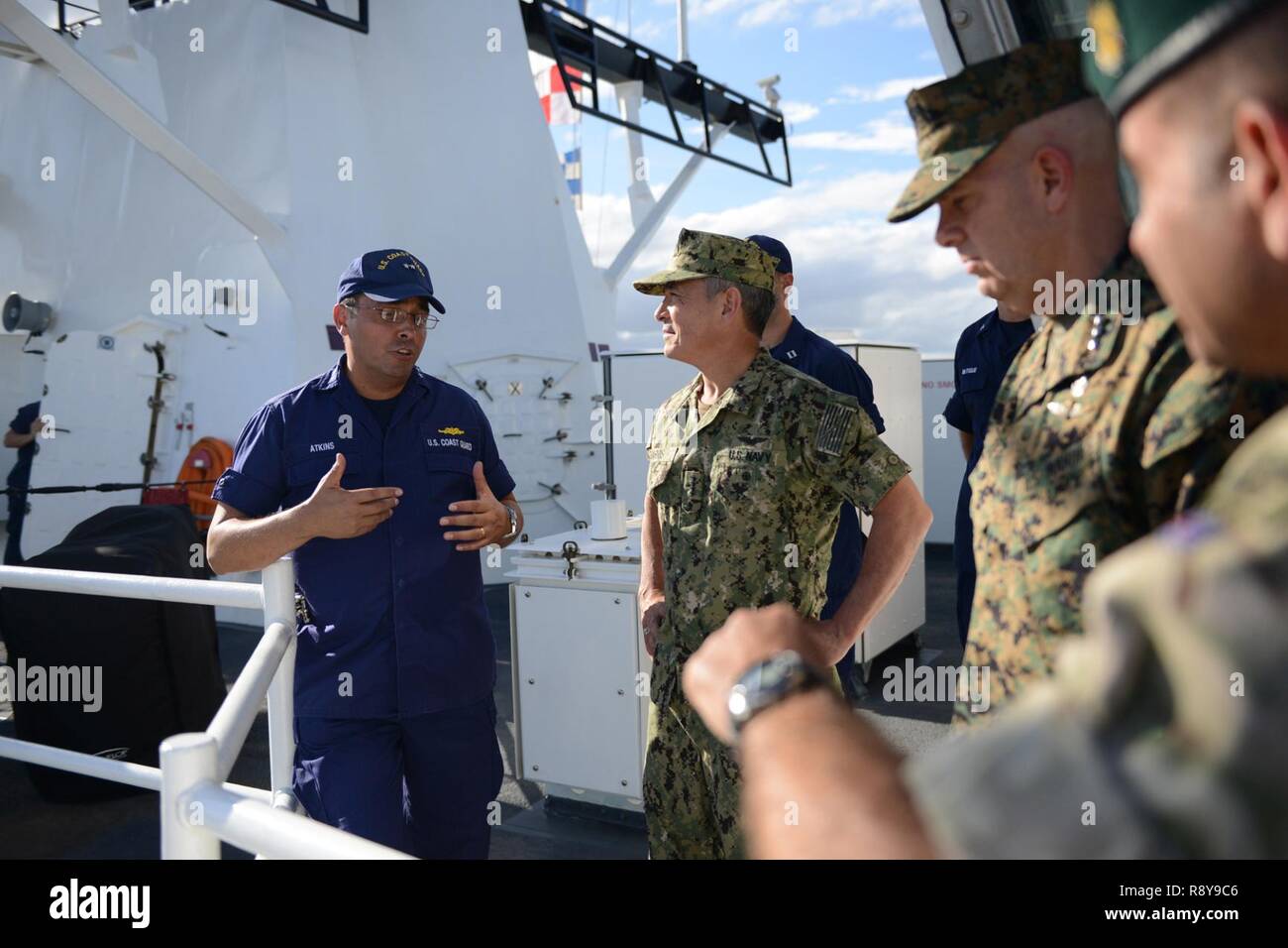 Adm posteriore. Vincent Atkins, commander, Coast Guard XIV distretto, parla con ADM. Harry Harris, Jr., commander, U.S. Comando del Pacifico, a bordo della U.S. Guardacoste Munro (WMSL 755) circa la protezione di litorale più recente National Security Cutter in Honolulu il 8 marzo. 2017. Munro è la sesta di nove previste la sicurezza nazionale coltelli e il quarto per essere homeported sulla costa occidentale di Alameda, California Foto Stock