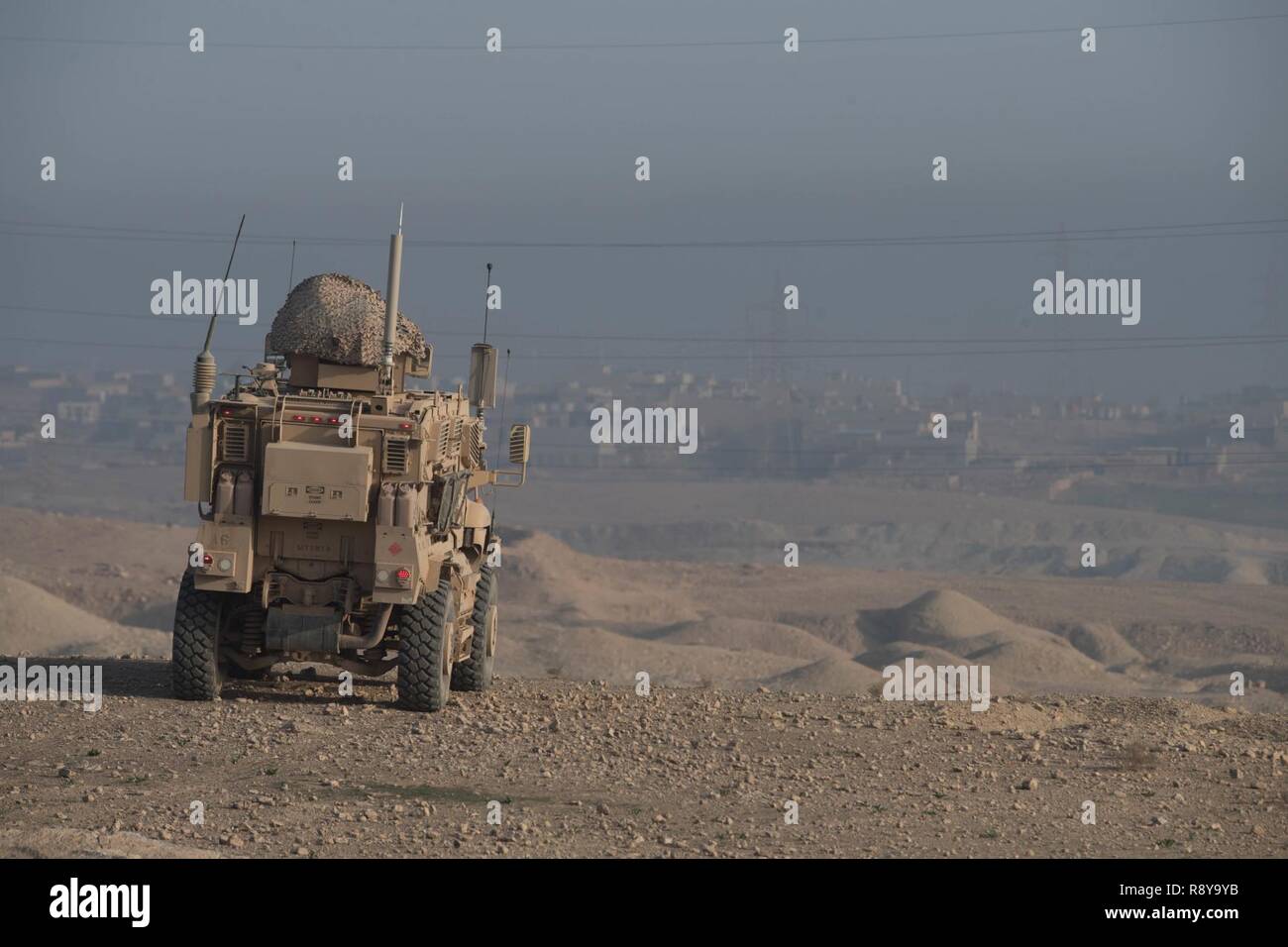 Un U.S. Esercito veicolo tattico assegnati al 2° Battaglione, 325Airborne Reggimento di Fanteria, 2° Brigata Team di combattimento, ottantaduesima Airborne Division si trova al di fuori di Mosul Iraq, 28 febbraio, 2017. Una coalizione globale di più di 60 regionali e internazionali hanno delle nazioni unite insieme per consentire a partner le forze per sconfiggere ISIS. CJTF-funzione OIR è la coalizione globale per sconfiggere ISIS in Iraq e la Siria. Foto Stock