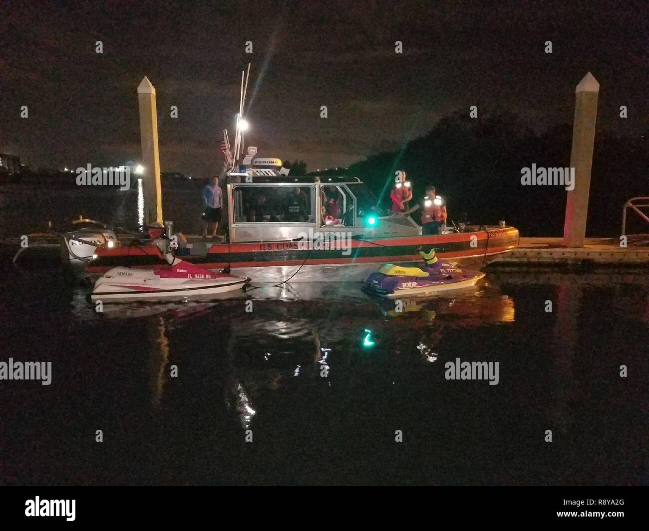 Una 29-piede risposta piccola barca-II equipaggio dalla stazione San Pietroburgo, Florida, mori a barca Gandy Rampa, Tampa, Florida, giovedì 9 marzo, 2017. La barca equipaggio liberato due jet sciatori dopo che essi sono andati perduti in Tampa Bay. Foto Stock