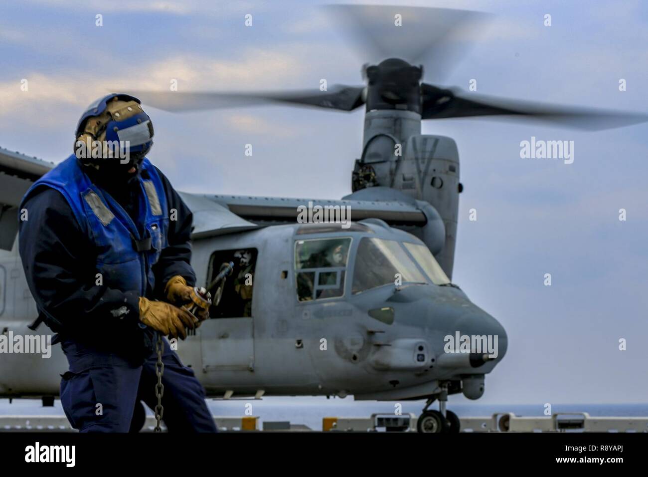 Un MV-22B Osprey con mezzo marino Tiltrotor 262 (rinforzato), 31 Marine Expeditionary Unit eliche inizia durante le operazioni di volo nell'Oceano Pacifico a bordo della USS Bonhomme Richard (LHD 6), 9 marzo 2017. Marines e marinai del trentunesimo MEU imbarcata a bordo della USS Bonhomme Richard (LHD 6), parte dell'Bonhomme Richard anfibio gruppo Readiness, come parte del loro annuale primavera pattuglia dei Indo-Asia-regione del Pacifico. Il trentunesimo MEU, imbarcato sulle navi anfibie del Expeditionary Strike gruppo 7, ha la capacità di rispondere a situazioni di crisi o di contingenza con un preavviso di pochi istanti. Foto Stock