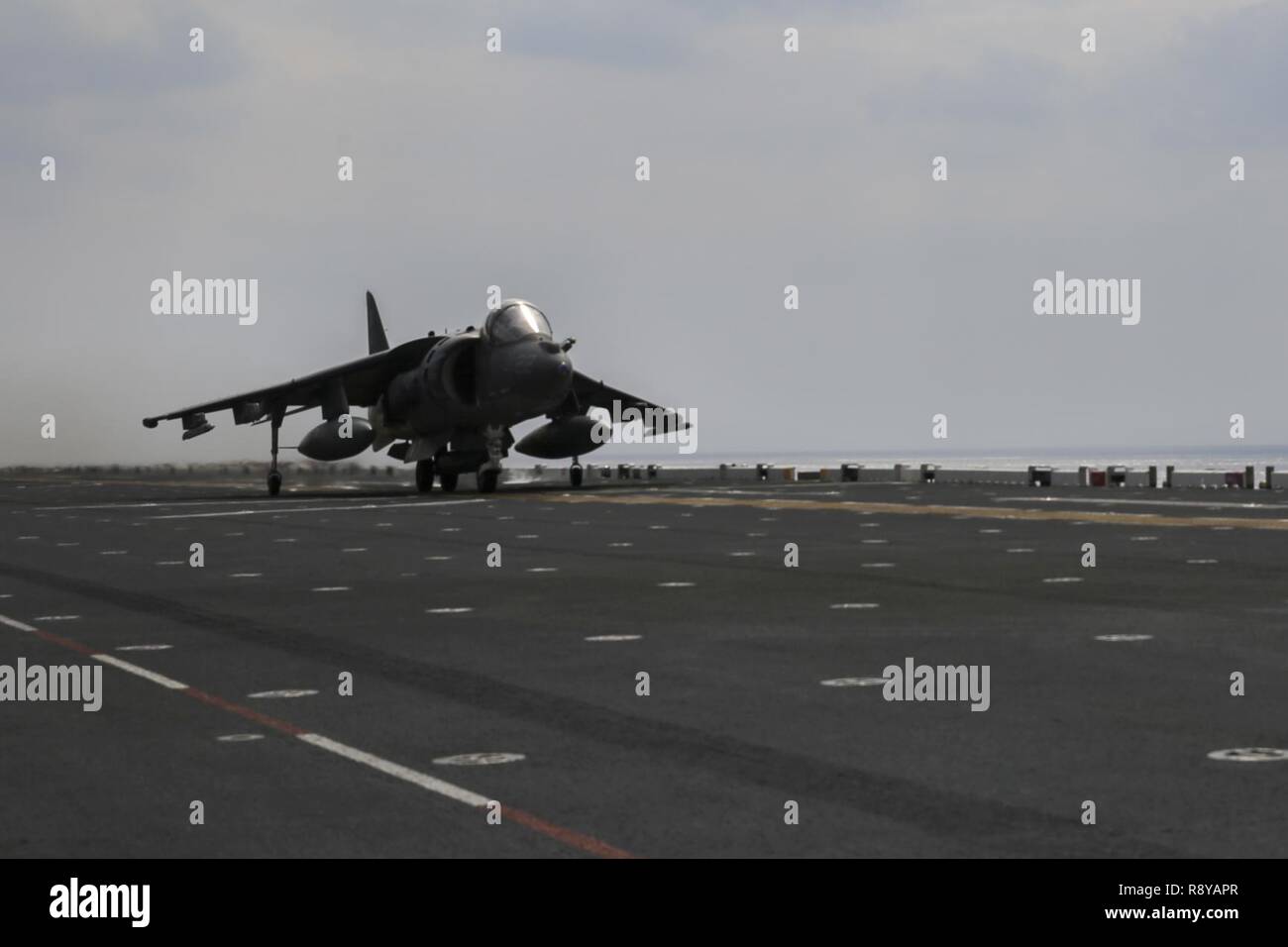 Un AV-8B Harrier appartenenti alla Marina squadrone di attacco 311, 31 Marine Expeditionary Unit prende il largo il ponte di volo della USS Bonhomme Richard (LHD 6), nell'Oceano Pacifico, 9 marzo 2017. Marines e marinai del trentunesimo MEU imbarcata a bordo della USS Bonhomme Richard (LHD 6), parte dell'Bonhomme Richard anfibio gruppo Readiness, come parte del loro annuale primavera pattuglia dei Indo-Asia-regione del Pacifico. Il trentunesimo MEU, imbarcato sulle navi anfibie del Expeditionary Strike gruppo 7, ha la capacità di rispondere a situazioni di crisi o di contingenza con un preavviso di pochi istanti. Foto Stock