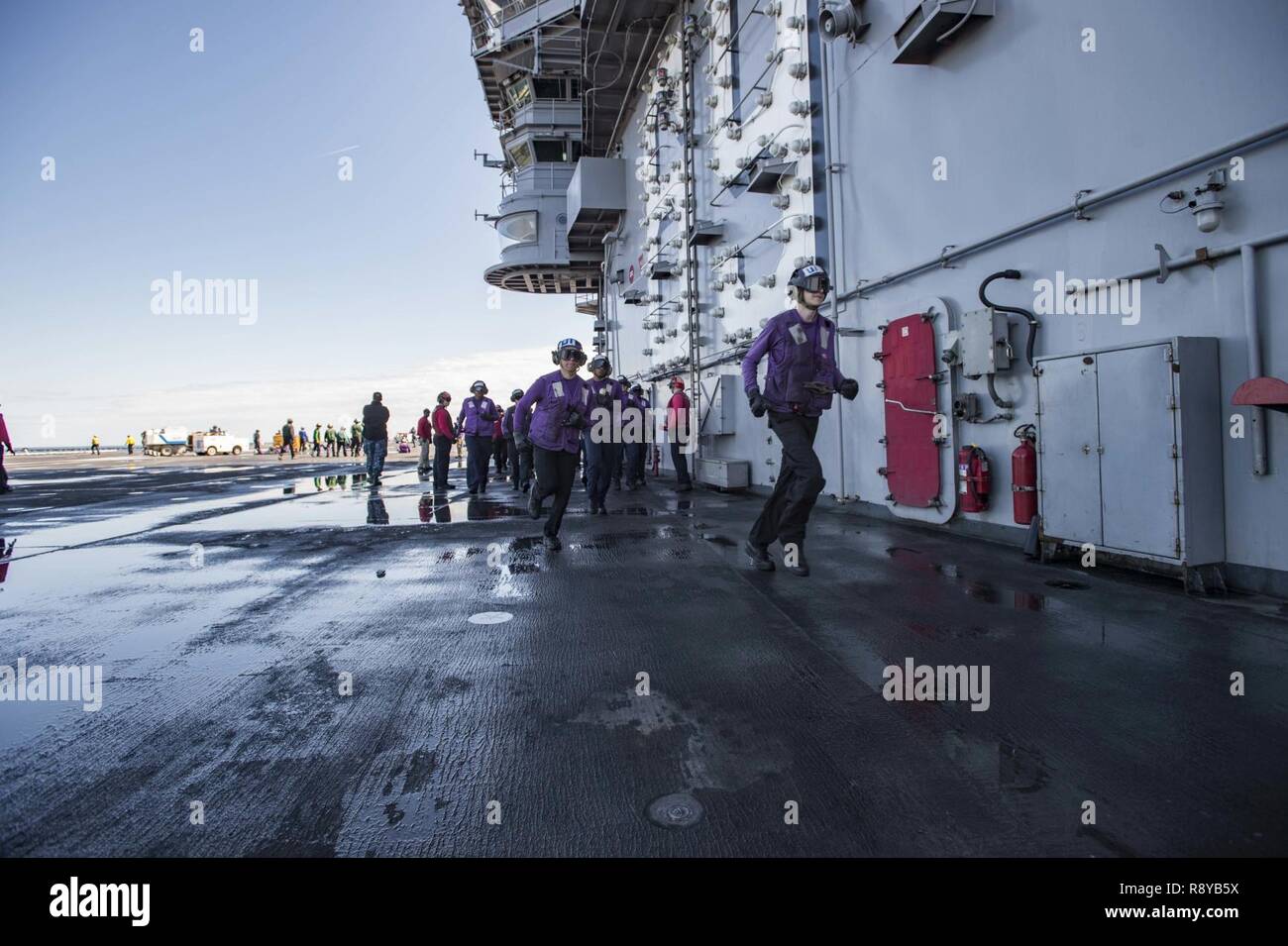 NORFOLK, Virginia (8 marzo 2017) marinai rush per rispondere durante un incidente di massa drill sul ponte di volo della portaerei USS Dwight D. Eisenhower CVN (69) (IKE). Ike è attualmente pier lato durante la fase di supporto della flotta ottimizzato il piano di risposta (OFRP). Foto Stock