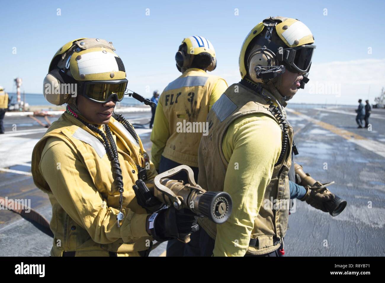 NORFOLK, Virginia (8 marzo 2017) marinai contro un incendio simulato durante un incidente di massa drill sul ponte di volo della portaerei USS Dwight D. Eisenhower CVN (69) (IKE). Ike è attualmente pier lato durante la fase di supporto della flotta ottimizzato il piano di risposta (OFRP). Foto Stock