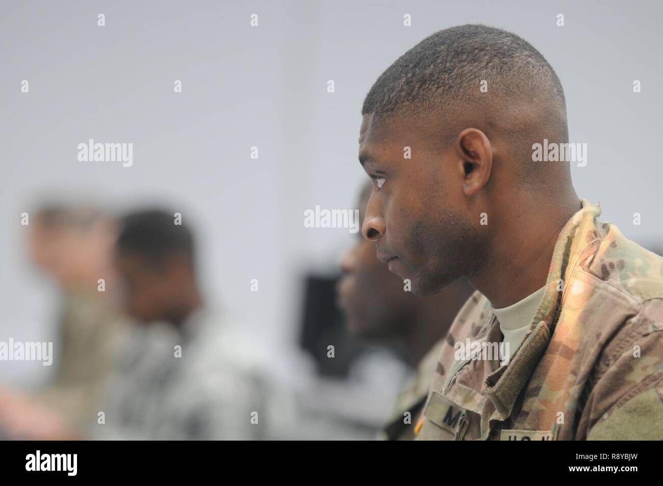 La Georgia GARRISON TRAINING CENTER, Fort Stewart, Ga., 6 marzo 2017 - Georgia Guardsman Sgt. Gregory Moss, forza comune sede, ascolta il compito, le condizioni e le norme della Georgia la Guardia Nazionale miglior guerriero saggio concorrenza evento. Il saggio evento valuta il soldato la capacità di scrivere nell'esercito stile di scrittura. Foto Stock