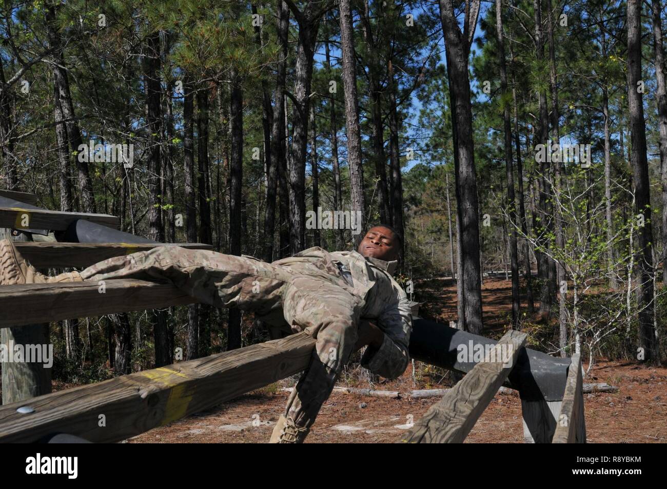 Corsa a ostacoli, Fort Stewart, Ga., 9 marzo 2017 - Georgia esercito nazionale Guard Sgt. Gregory Moss di forza comune sede compete all'ostacolo corso durante la Georgia guerriero migliore concorrenza. "Tessitore" è uno di più di una dozzina di ostacoli sfidando il soldato' agilità fisica e punti di forza. Foto Stock