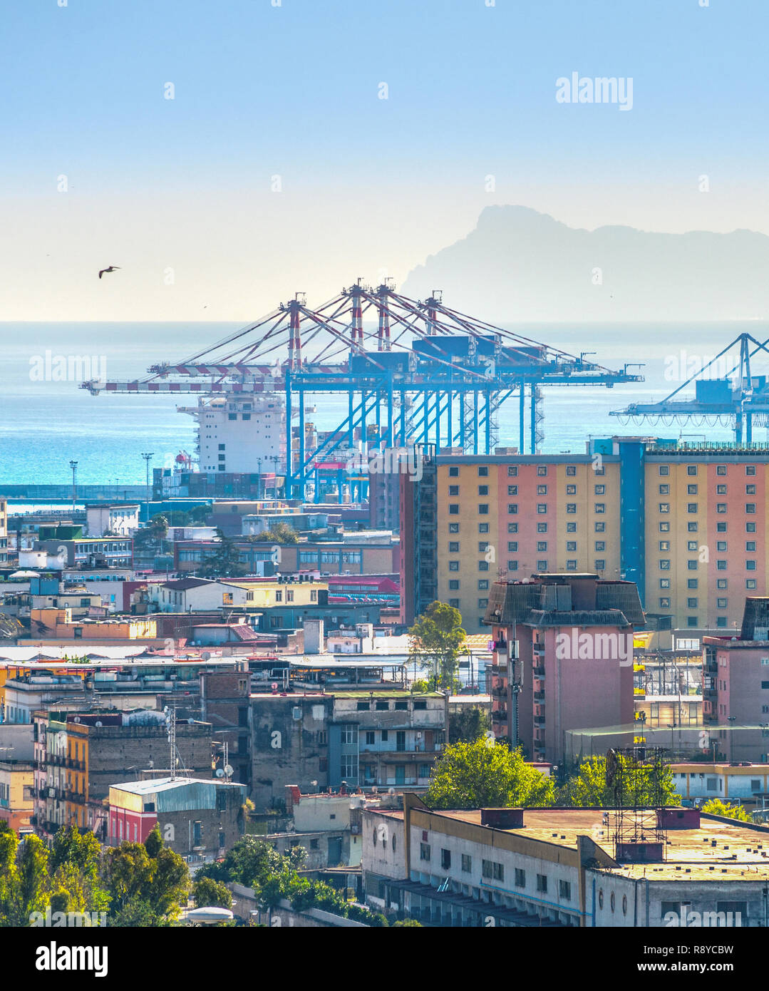 Paesaggio urbano dell'antenna con il quartiere portuale, gru di merci nel porto di seascape con vista isola sullo sfondo, Napoli, Italia Foto Stock