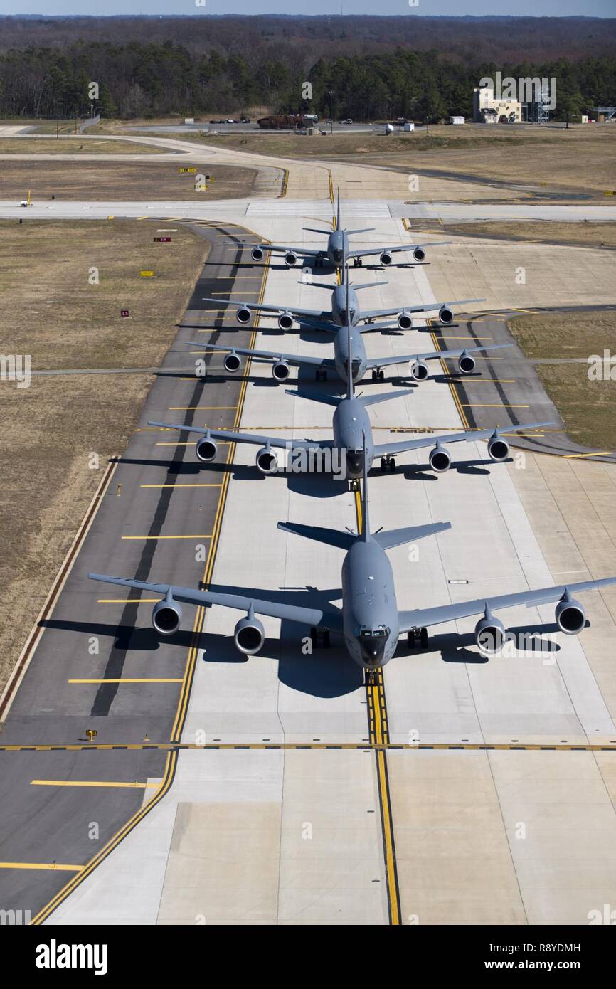 459Th Air Refuelling Wing KC-135R Stratotankers condurre un elefante a piedi durante un esercizio di avviso a base comune Andrews, Maryland, Marzo 5, 2017. Il termine "elephant walk" è stata utilizzata a partire dalla seconda guerra mondiale quando un gran numero di aerei avrebbe line up per una rapida risposta di decollo. Curiosi detta processione sembravano elefanti intitolata ad un foro di irrigazione, e il nome è stato parte dell'U.S. Air Force lexicon sin. Foto Stock