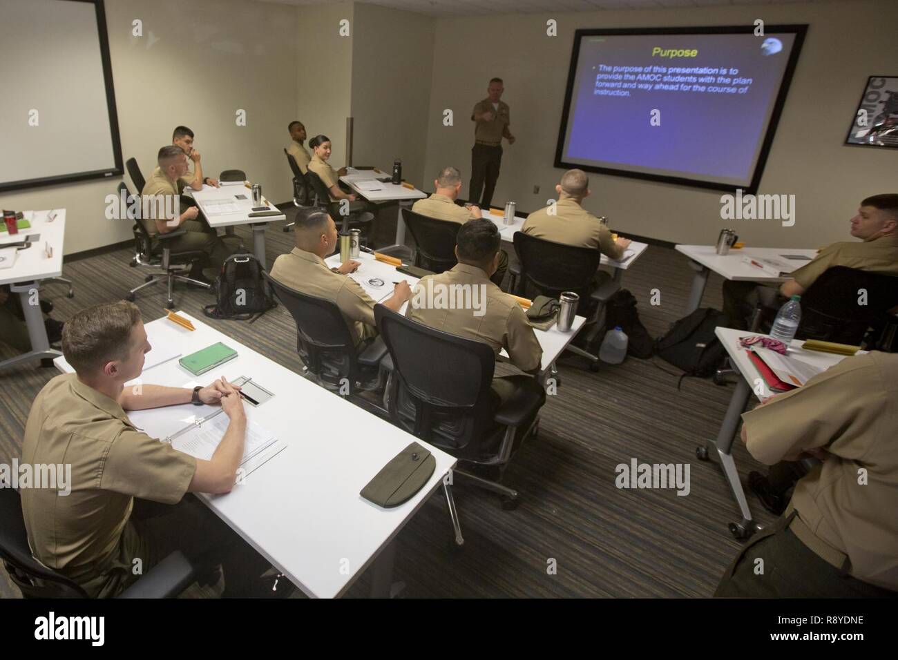 Stati Uniti Marine Capt. Scott L. Campbell, responsabile della manutenzione con Marine Aviation di armi e tattiche di uno squadrone (MAWTS-1) accoglie gli studenti che frequentano il primo mai Advanced Manutenzione aeromobili Officer corso (AAMOC) al Marine Corps Air Station Yuma, Ariz., sul Mar 13, 2017. AAMOC autorizzerà la manutenzione dei velivoli ufficiali con gli strumenti per la leadership, una maggiore conoscenza tecnica e procedure standardizzate attraverso rigorosi accademici e le mani sulla formazione al fine di diminuire la massa di incidenti correlati e aumentare sortie generazione. Foto Stock