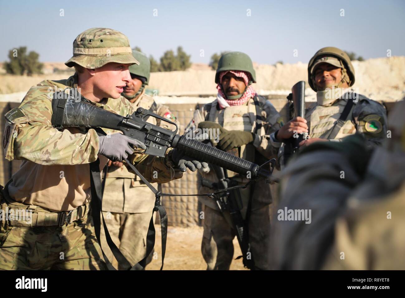 Un trainer danese mostra le forze di sicurezza irachene militari come tenere un M16A2 fucile durante la formazione del checkpoint di Al Asad Air Base, Iraq, 9 marzo 2017. La formazione a costruire la capacità del partner sites è parte integrante della Combined Joint Task Force - Funzionamento inerenti risolvere la coalizione globale impegno di addestrare le forze di sicurezza irachene personale per sconfiggere ISIS. CJTF-funzione OIR è la coalizione globale per sconfiggere ISIS in Iraq e la Siria. Foto Stock