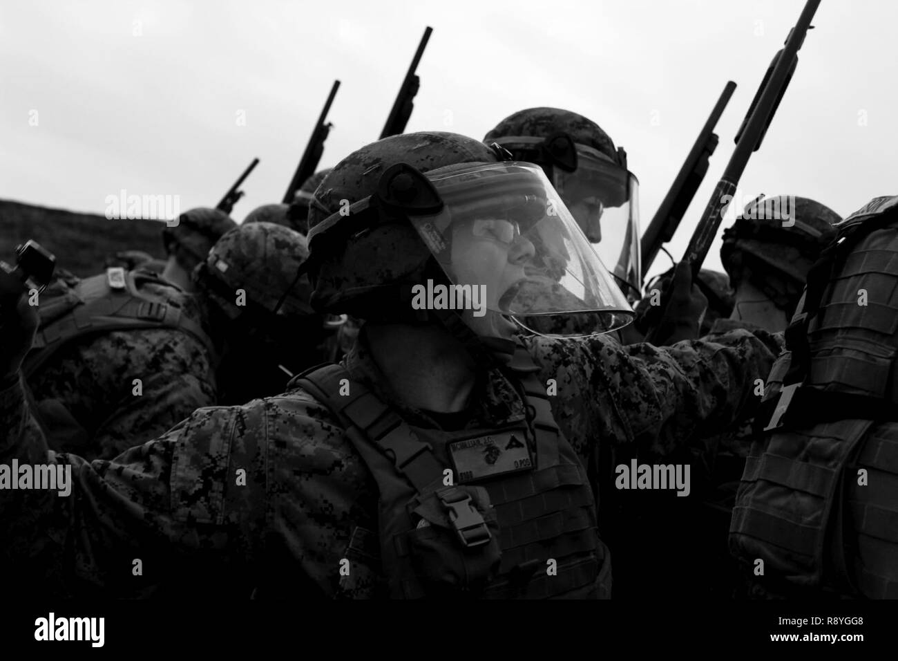 Un U.S. Marine con il Mar Nero La forza di rotazione 17.1 Lancia una granata a percussione su antisommossa formazione durante una sommossa gamma di controllo a bordo di Mihail Kogalniceanu Air Base, Romania, 16 marzo 2017. La gamma è stata una parte di armi non letali corso di formazione che Marines addestrato per essere pronti in caso di risposta in caso di crisi della situazione. Foto Stock