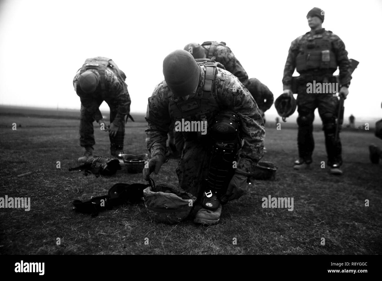 Stati Uniti Marines con il Mar Nero La forza di rotazione 17.1 prep la loro marcia per una sommossa gamma di controllo a bordo di Mihail Kogalniceanu Air Base, Romania, 16 marzo 2017. La gamma è stata una parte di armi non letali corso di formazione che Marines addestrato per essere pronti in caso di risposta in caso di crisi della situazione. Foto Stock