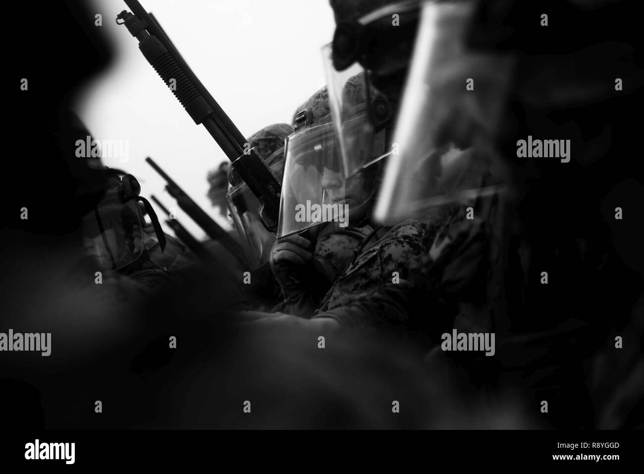 Un U.S. Marine con il Mar Nero La forza di rotazione 17.1 è pronta durante una sommossa gamma di controllo a bordo di Mihail Kogalniceanu Air Base, Romania, 16 marzo 2017. La gamma è stata una parte di armi non letali corso di formazione che Marines addestrato per essere pronti in caso di risposta in caso di crisi della situazione. Foto Stock