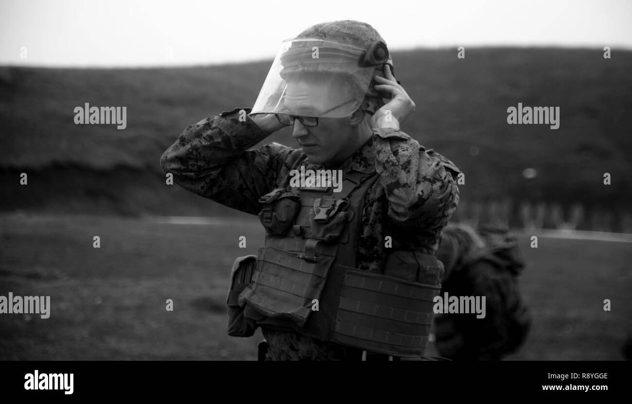 Un U.S. Marine con il Mar Nero La forza di rotazione 17.1 si prepara per una sommossa gamma di controllo a bordo di Mihail Kogalniceanu Air Base, Romania, 16 marzo 2017. La gamma è stata una parte di armi non letali corso di formazione che Marines addestrato per essere pronti in caso di risposta in caso di crisi della situazione. Foto Stock