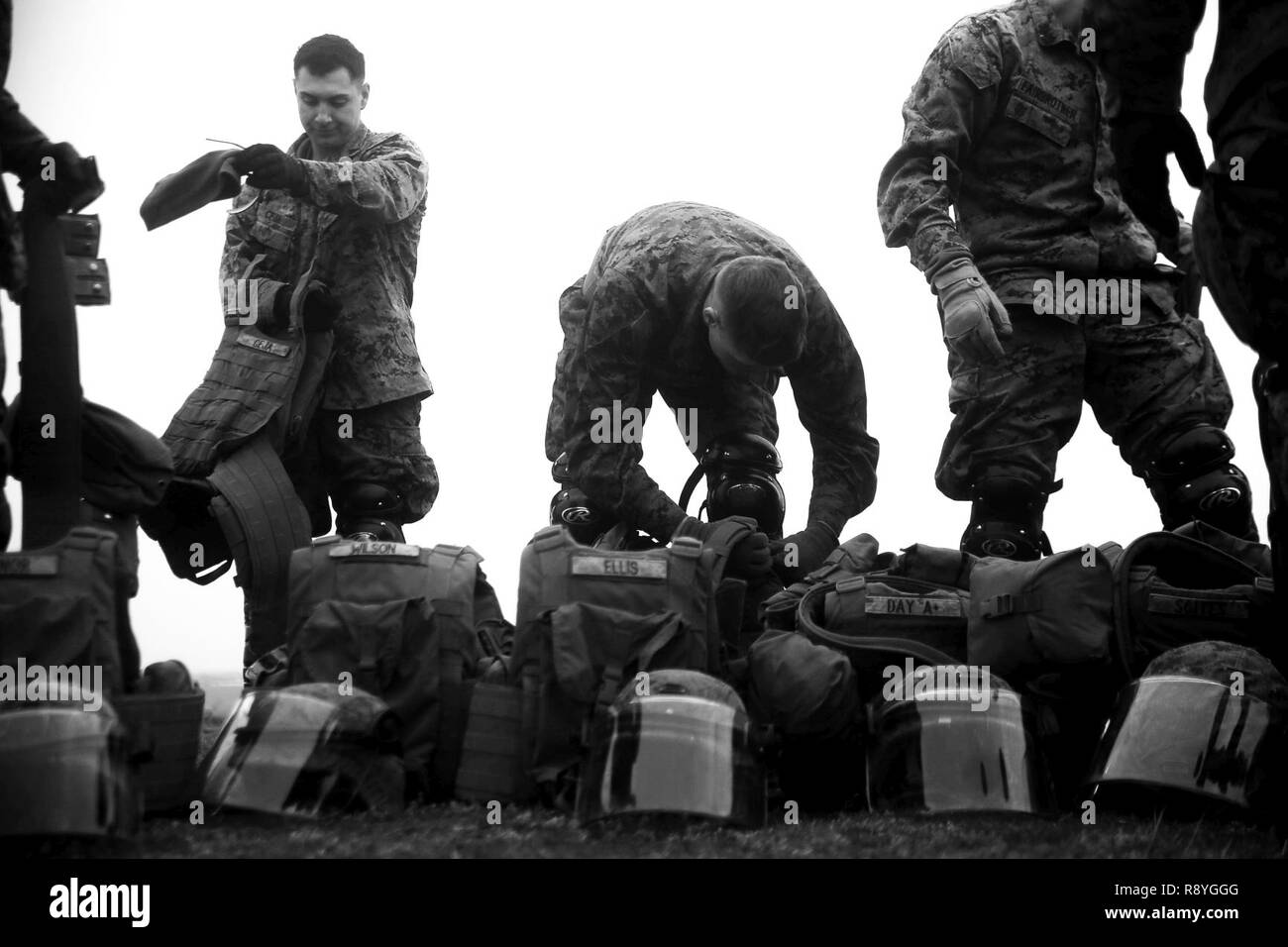 Stati Uniti Marines con il Mar Nero La forza di rotazione 17.1 prep la loro marcia per una sommossa gamma di controllo a bordo di Mihail Kogalniceanu Air Base, Romania, 16 marzo 2017. La gamma è stata una parte di armi non letali corso di formazione che Marines addestrato per essere pronti in caso di risposta in caso di crisi della situazione. Foto Stock