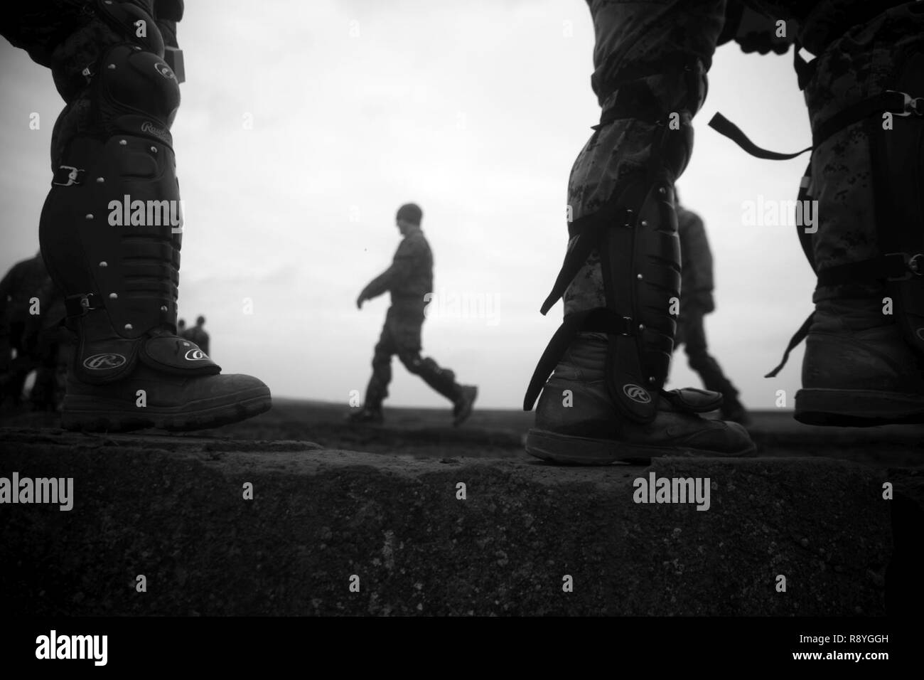 Stati Uniti Marines con il Mar Nero La forza di rotazione 17.1 fanno la loro strada verso la sommossa gamma di controllo a bordo di Mihail Kogalniceanu Air Base, Romania, 16 marzo 2017. La gamma è stata una parte di armi non letali corso di formazione che Marines addestrato per essere pronti in caso di risposta in caso di crisi della situazione. Foto Stock