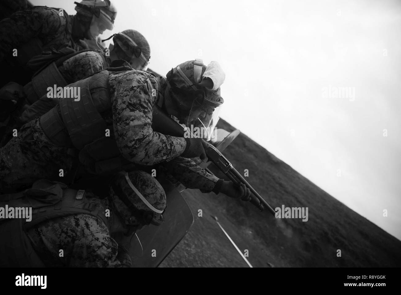 Un U.S. Marine con il Mar Nero La forza di rotazione 17.1 incendi non letale tornate giù con la gamma Mossberg 500 durante una sommossa gamma di controllo a bordo di Mihail Kogalniceanu Air Base, Romania, 16 marzo 2017. La gamma è stata una parte di armi non letali corso di formazione che Marines addestrato per essere pronti in caso di risposta in caso di crisi della situazione. Foto Stock